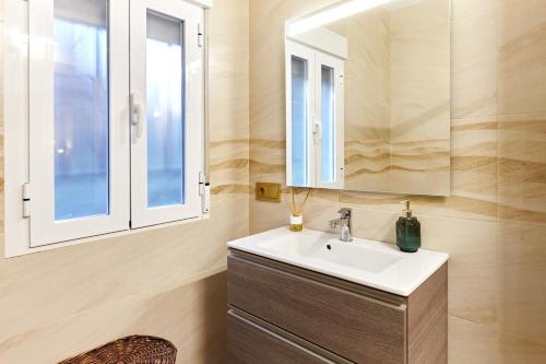 a bathroom with a sink and a mirror at Casa Arroyo Colmenar in Villanueva del Arzobispo