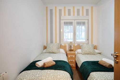 a bedroom with two beds and a window at Casa Arroyo Colmenar in Villanueva del Arzobispo