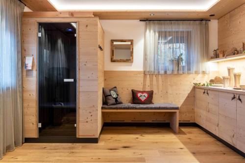 a small room with a bench in a kitchen at Hatzes App Langkofel in Laion