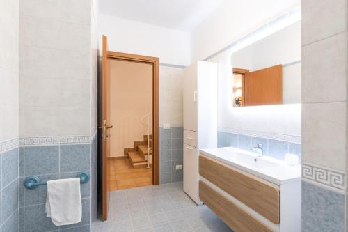 a bathroom with a sink and a mirror at Summer Spritz in Custonaci