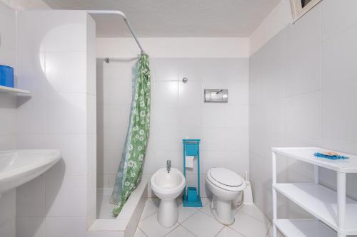 a bathroom with a toilet and a sink at Villetta Simius in Villasimius