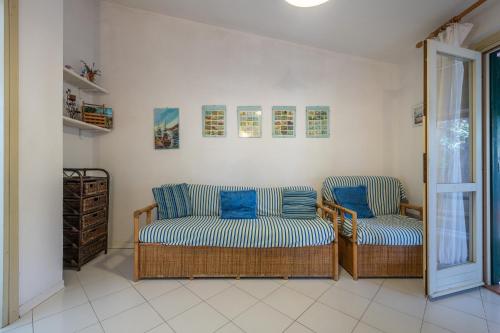a living room with two chairs and a table at Villetta Simius in Villasimius