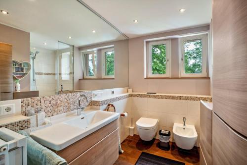 a bathroom with a sink and a toilet at Apartment Albert-Schulte Park in Worms