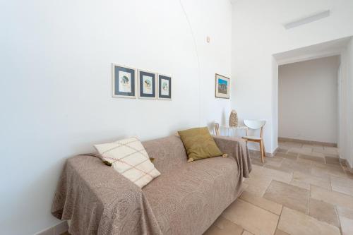a living room with a couch and a table at Villa Minioti Apartment A in Arnesano