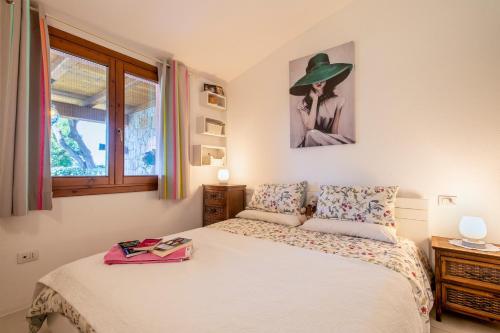 a bedroom with a bed and a window at Manessy in Badesi