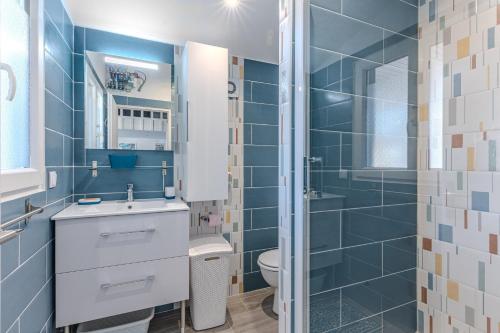 a bathroom with a toilet and a sink and a shower at Chalet studio bassin d'Arcachon in La Teste-de-Buch