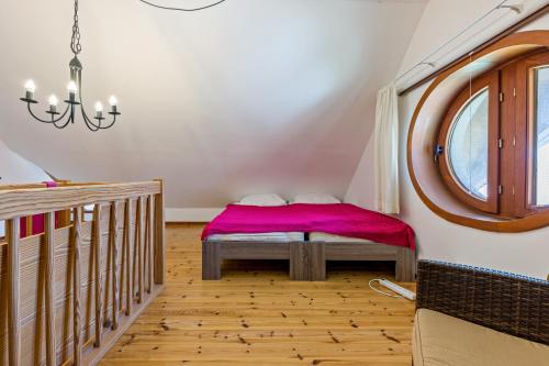a room with a bench with a pink seat at Moin Moin in Friedrichskoog-Spitze