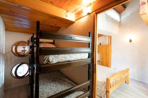 a bunk bed room with two bunk beds in a house at Villa Patio Proche Plage in Seignosse