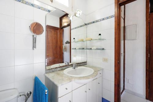 a bathroom with a sink and a mirror at Bungamerica272 in Playa de las Americas