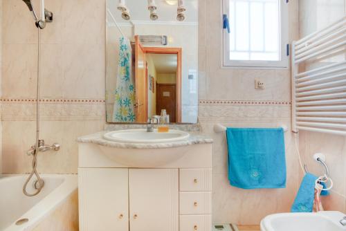 a bathroom with a sink and a tub and a mirror at Oliva Avinyo in Oliva