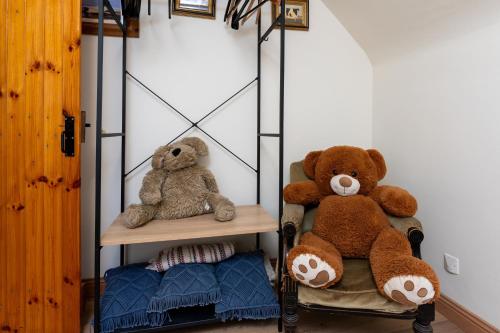 two teddy bears sitting on shelves in a room at Les gîtes Bretons in Bieuzy-les Eaux
