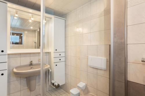 a bathroom with a sink and a shower at Ferienwohnung Christa in Lennestadt