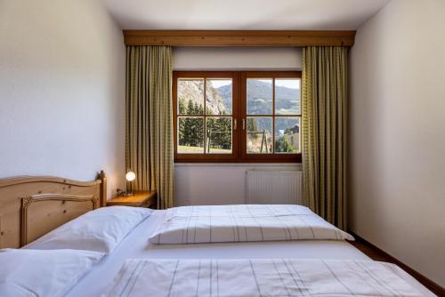 a bedroom with two beds and a window at Peintenhof Typ A in Sand in Taufers