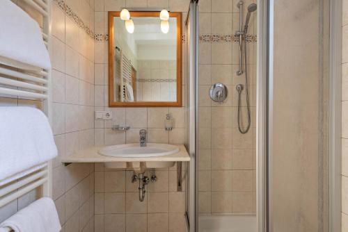 a bathroom with a sink and a shower at Peintenhof Typ A in Sand in Taufers