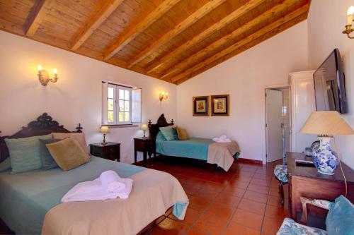 a bedroom with two beds in a room at Villa Oliva Al iii in Moncarapacho