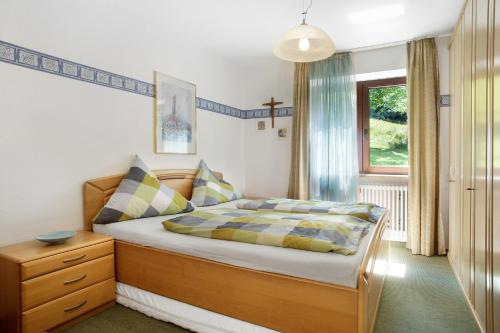 a bedroom with a bed and a window at Wanderglück in Missen-Wilhams