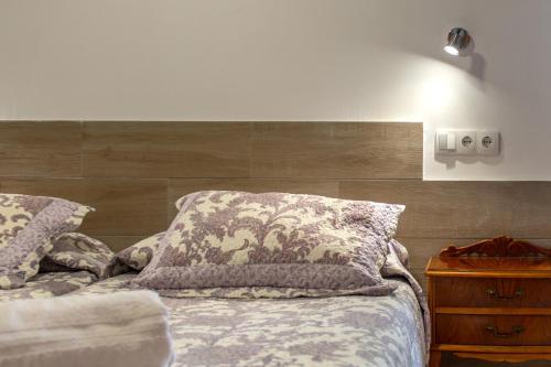 a bedroom with a bed with a wooden headboard at Blanch 1 in Tremp