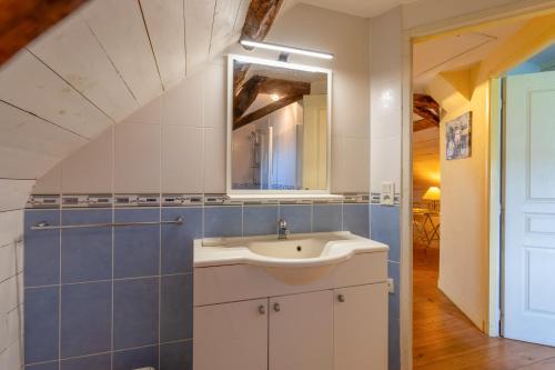 a bathroom with a sink and a mirror at Gite La Bergerie près de Lourdes in Adé