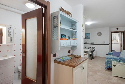 ein Zimmer mit Küche und Wohnzimmer in der Unterkunft Casa Deiva in Deiva Marina
