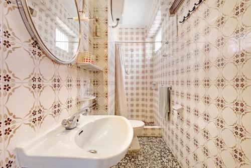 a bathroom with a sink and a toilet at Atico con doble terraza Jerica in Jérica
