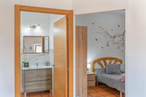 a bedroom with a bed and a sink and a mirror at Apartamento Liz in Tías
