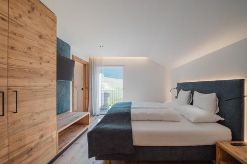 a bedroom with a large bed and a window at Apartments Hofmann in Prateria