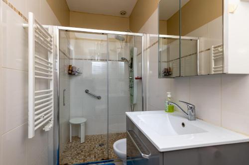 a bathroom with a shower and a sink and a toilet at Studio Cosy Climatisé, Cap Bretron in Capbreton