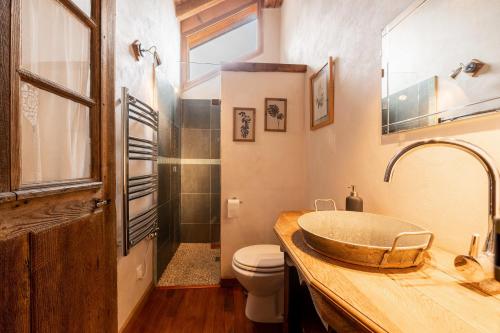 ein Badezimmer mit Badewanne, Toilette und Waschbecken in der Unterkunft Chalet Alouette in Champagny-en-Vanoise