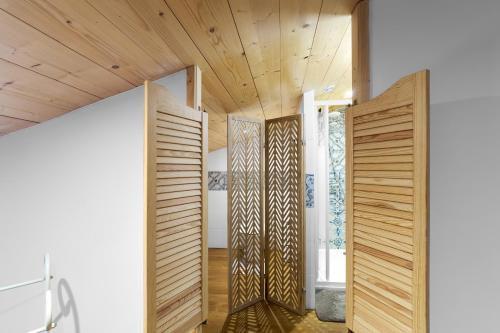 a room with wooden walls and wooden ceilings at Logement Pascal in Villeneuve-sur-Lot