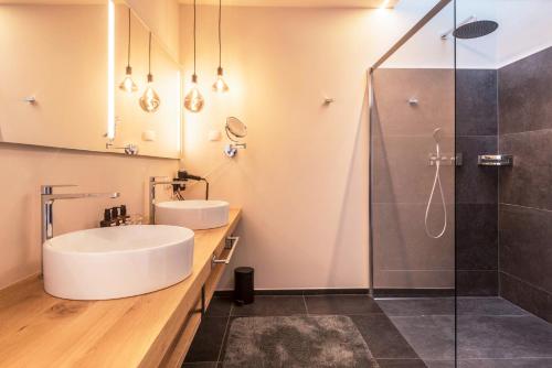 a bathroom with two sinks and a shower at Aura Chalets - Nr 3 in Castelrotto