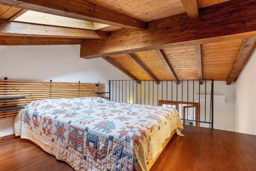 a bedroom with a bed in a room with wooden ceilings at Lerici – Foyer Verde Mare in Pugliola