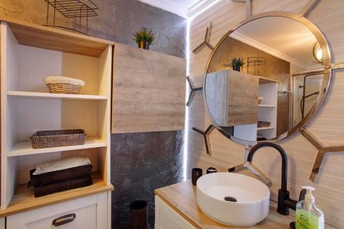 a bathroom with a sink and a mirror at Vista Roja in San Agustin