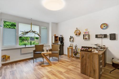 a living room with a table and chairs in it at Ferienwohnung Blumen in Radeberg
