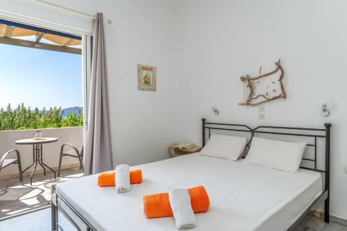 a bedroom with a bed and a balcony with a table at Perasma Studio 1a in Kipri
