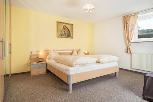 a bedroom with a bed and a window at Ferienwohnung Marschall in Achberg