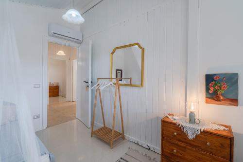 a room with a mirror and a wooden dresser at Casa Cantina Scalecci in Noto