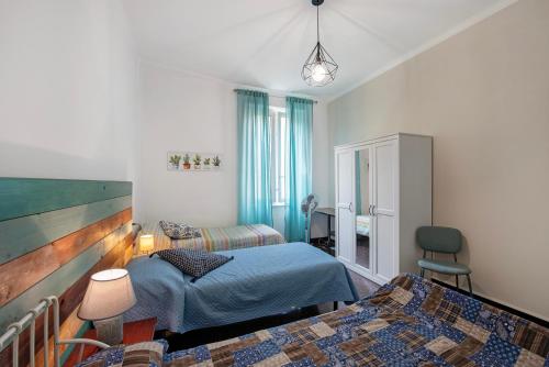 ein Schlafzimmer mit zwei Betten, einem Tisch und einem Stuhl in der Unterkunft Casa Rostan in Genua