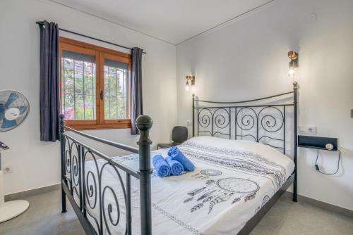 a bedroom with a bed with blue towels on it at Casa Julieta in Benitachell