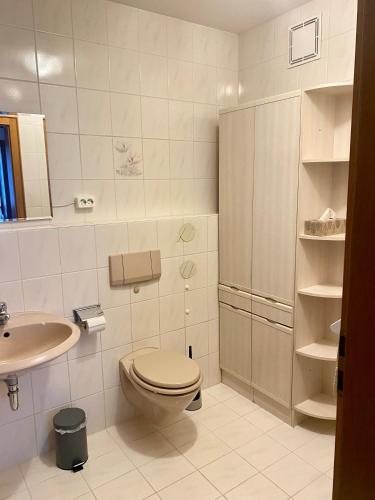 a bathroom with a toilet and a sink at Ferienwohnung Starnberg in Starnberg