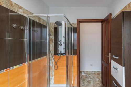 a bathroom with a shower with a glass door at Lujan 3c Entre Cielo Y Mar in Puntallana