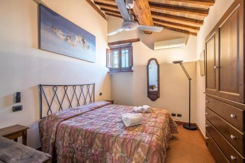 a bedroom with a bed in a room at Appartamento Gemma Bianca-tavoleto in Castiglione dʼOrcia
