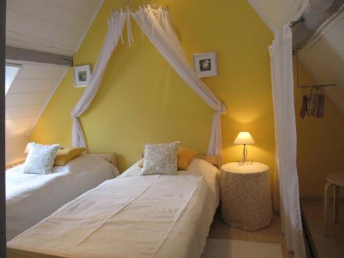a bedroom with two beds and a canopy at Ferien- und Gästehaus Jockgrim in Jockgrim