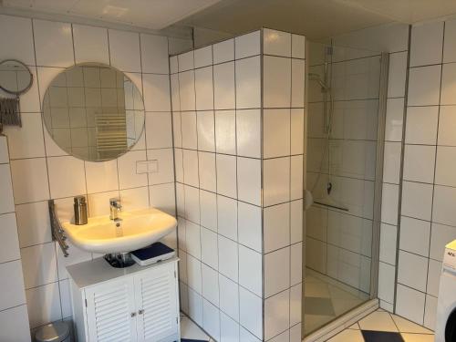 a bathroom with a sink and a shower at Ferien- und Gästehaus Jockgrim in Jockgrim