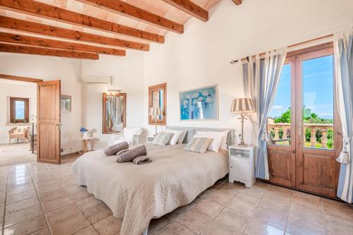 a bedroom with a large bed and a balcony at Casa Verde in Sa Pobla