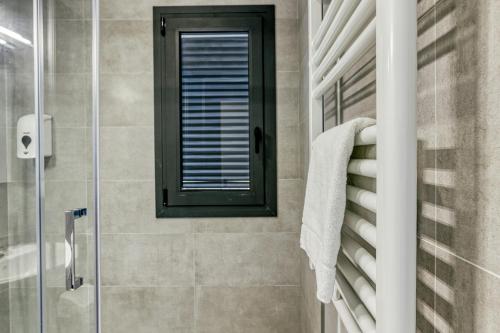 a bathroom with a shower and a window at Giuliano Superior para 4 personas in Empuriabrava