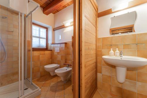 a bathroom with a sink and a toilet and a shower at Civico 12 in Marmora
