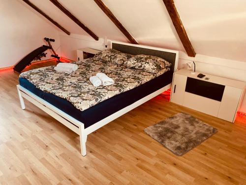 a bedroom with a bed in a room at Kuća za odmor Bećarsko utočište Vinkovci in Vinkovci