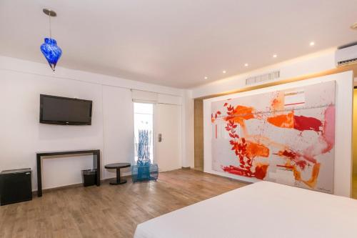 um quarto com uma grande pintura na parede em In Fashion Hotel & Spa em Playa del Carmen