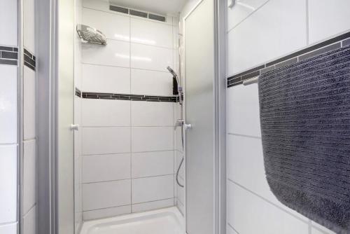 a bathroom with a shower and a mirror at Ferienwohnung Dani in Koetz 