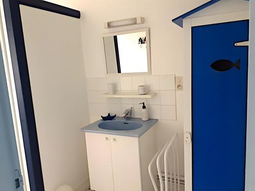 a small bathroom with a sink and a blue door at Chambre D'hôtes Agapanthe in Feytiat